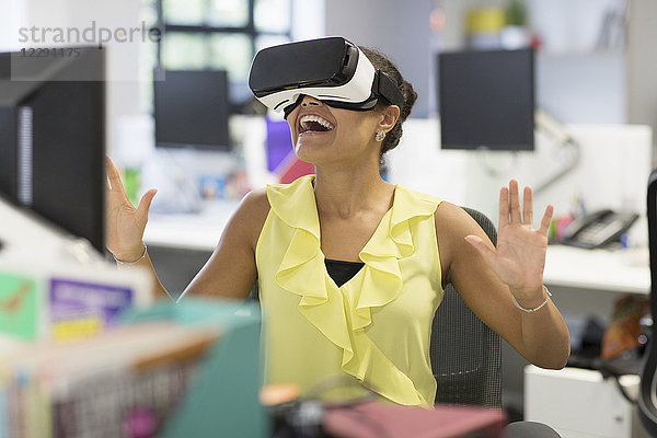 Enthusiastische Geschäftsfrau mit Virtual-Reality-Simulator-Brille im Büro