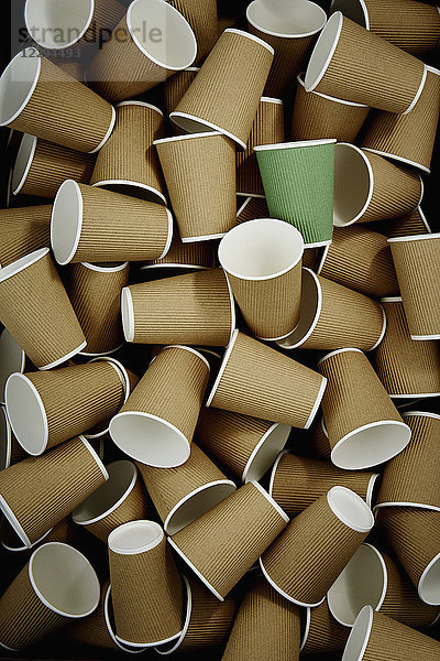 Vollrahmen-Kaffeetasse aus grünem  recycelbarem Material unter den Einwegbechern