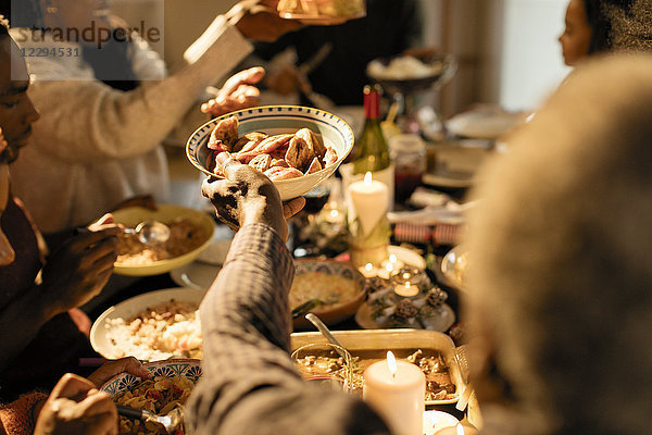 Familie  die beim Weihnachtsessen Essen übergibt