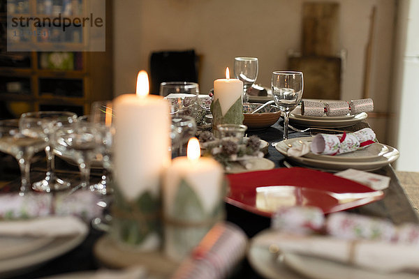 Kerzen  Platzierungen und Weihnachtsgebäck auf dem Tisch