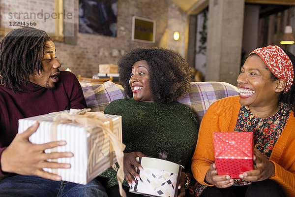 Begeisterte Familie eröffnet Weihnachtsgeschenke