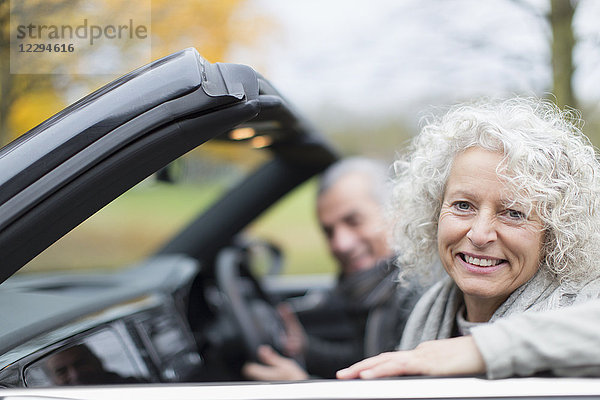 Portrait lächelndes Seniorenpaar im Cabriolet