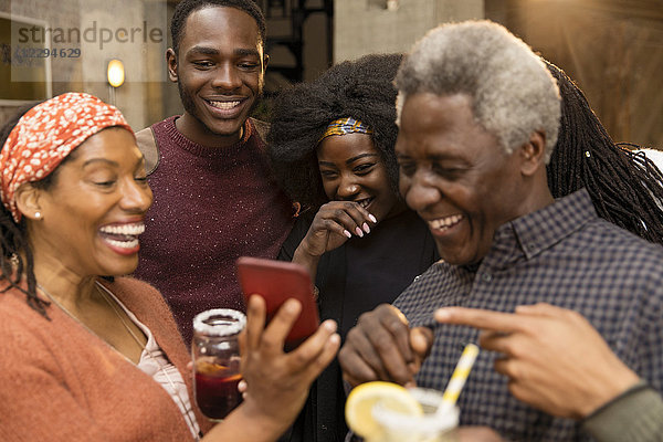 Happy Multi-Generation-Familie lachen  mit Smartphone