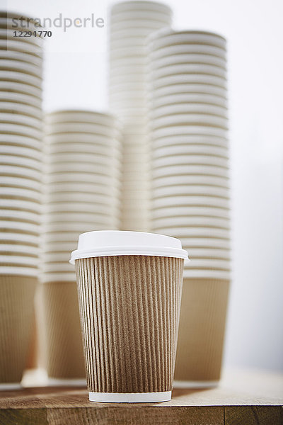 Stapel von recycelbaren Einwegbechern