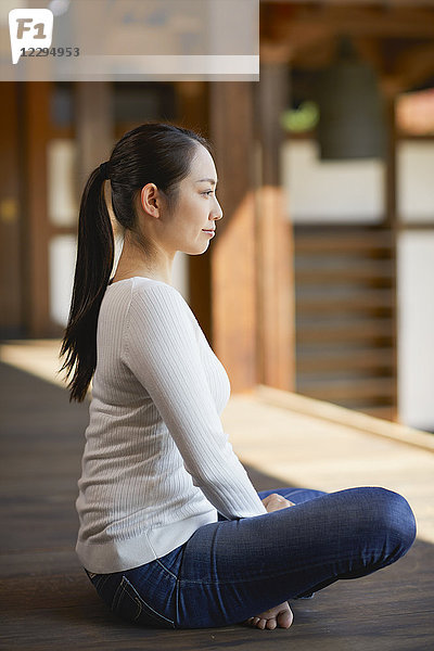 Japanische Frau in einem Tempel