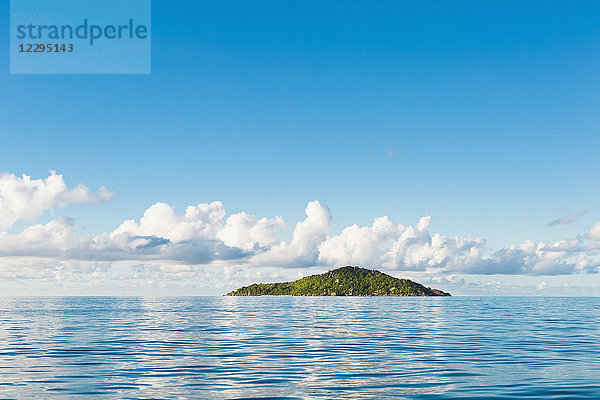 Panoramablick auf das Meer gegen den blauen Himmel  Insel Petite Soeur  Seychellen