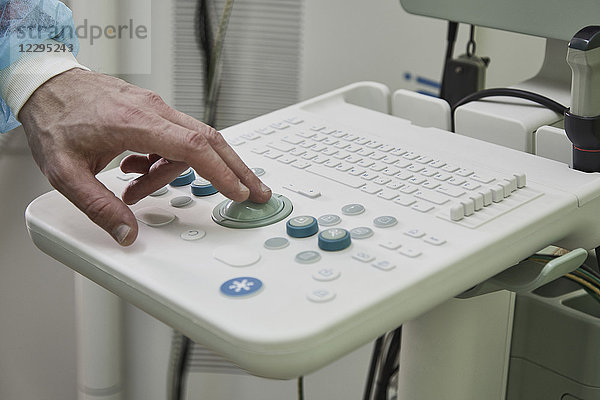 Schnittbild eines medizinischen Mitarbeiters mit Ultraschallgerät
