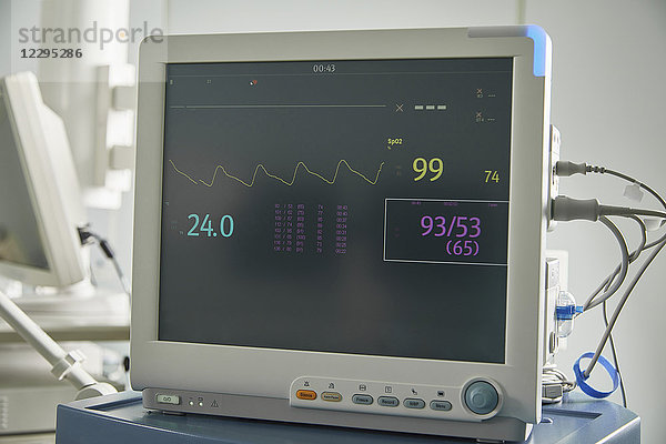 Nahaufnahme von Überwachungsgeräten mit medizinischen Daten auf dem Bildschirm in der Krankenstation