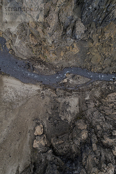 Drohnenansicht des Baches inmitten einer Felsformation  Askja  Island