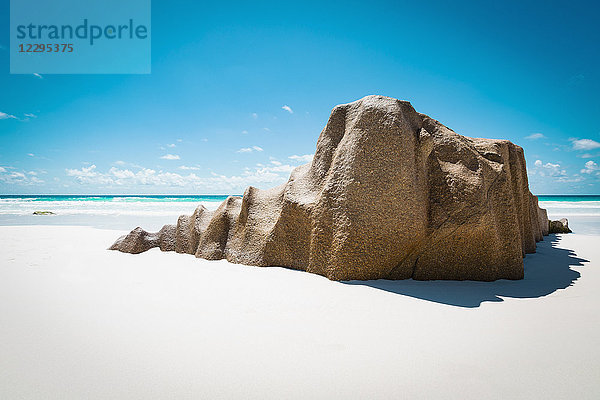 Felsen am Strand gegen den blauen Himmel bei Sonnenschein  Insel La Digue  Seychellen