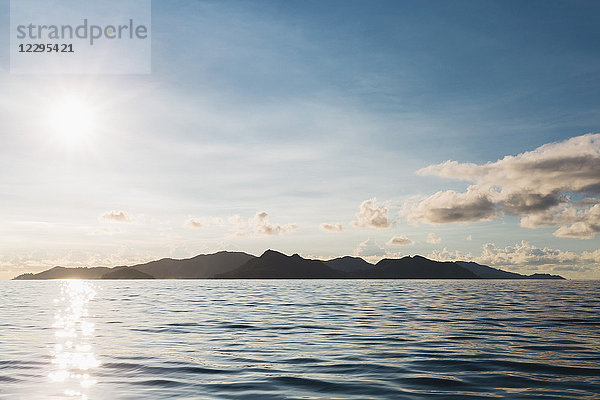 Panoramablick auf das Meer gegen den Himmel bei Sonnenschein  Insel Praslin  Seychellen