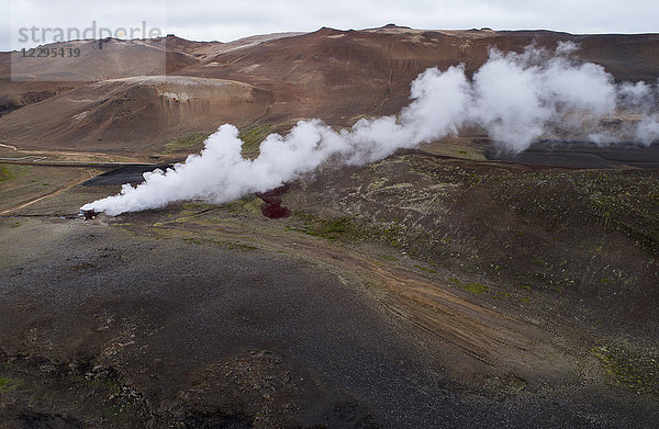 Drohnenansicht von Rauch aus Containern auf Landschaft  Mývatn  Island