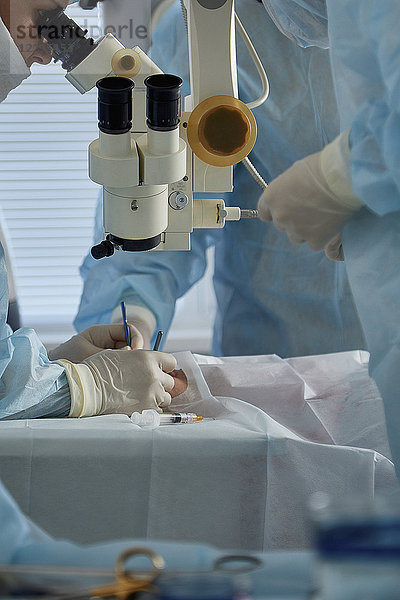 Chirurgen  die Augenoperationen an Patienten im Krankenhaus durchführen