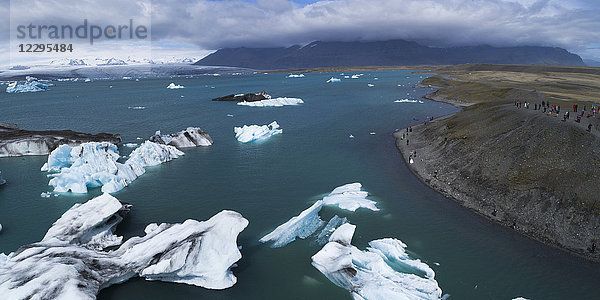 Blick auf Eisberge im Wasser gegen bewölkten Himmel  Jökulsárlón  Island
