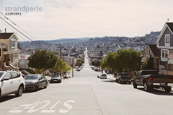 Straße inmitten von Wohnhäusern in der Stadt  San Francisco  Kalifornien