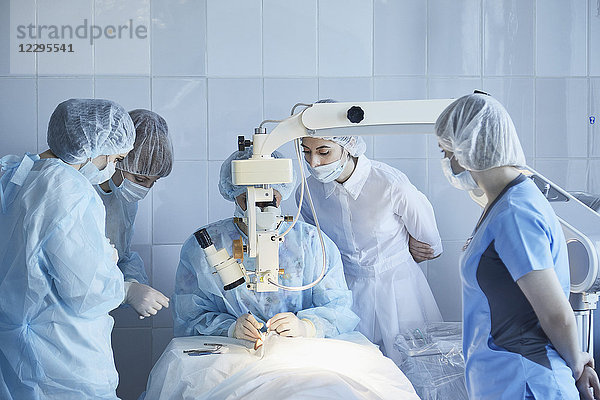 Medizinisches Team bei der Operation des Patienten im Krankenhaus