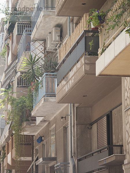 Flachwinkelansicht eines Wohngebäudes in der Stadt  Athen  Griechenland