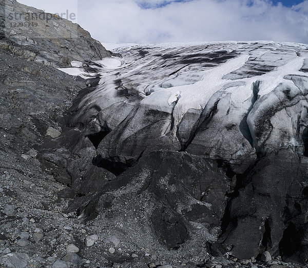Gefrorene Felsklippe gegen den Himmel  Vatnajökull  Island
