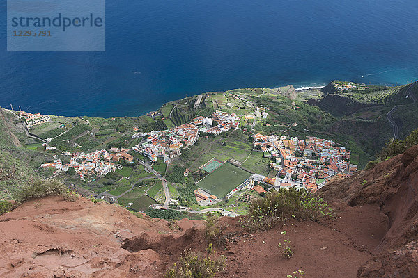 Blick auf die Stadt vom Berggipfel aus gesehen  Agulo  Insel La Gomera  Spanien