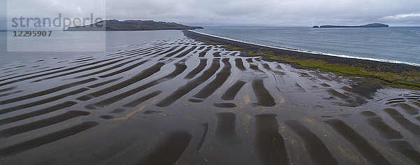 Panoramablick auf Landschaft und Wasser bei bewölktem Himmel  Hochland  Island