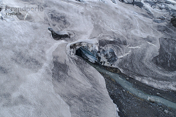 Blick auf den durch den Gletscher fließenden Bach  Kverkfjöll  Island