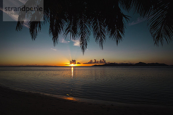 Blick auf das Meer gegen den Himmel bei Sonnenuntergang  Insel La Digue  Seychellen