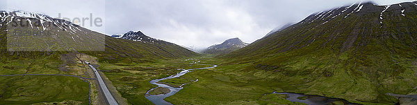 Panoramablick von der Straße über die grüne Landschaft gegen den Himmel  Island