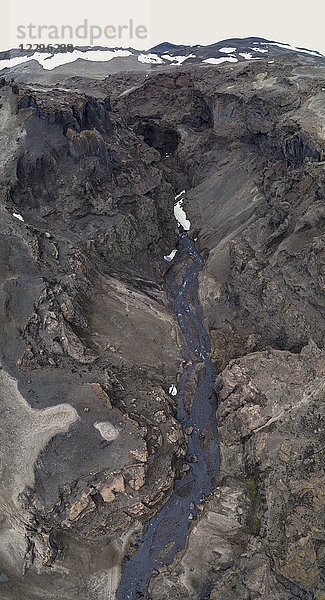 Luftbild des Baches inmitten einer Felsformation  Askja  Island