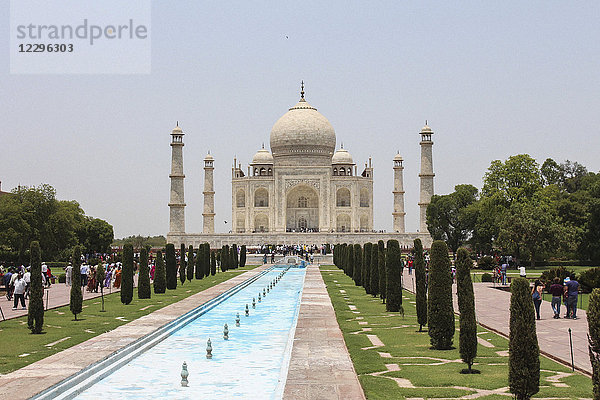 Blick auf Taj Mahal bei klarem Himmel  Agra  Indien