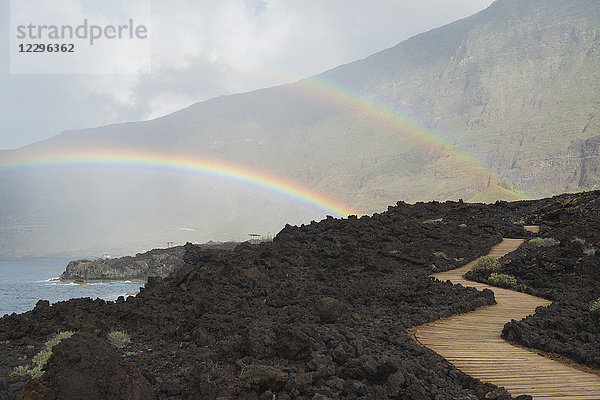 Blick auf den doppelten Regenbogen über Berge und Meer  Frontera  Insel El Hierro  Spanien
