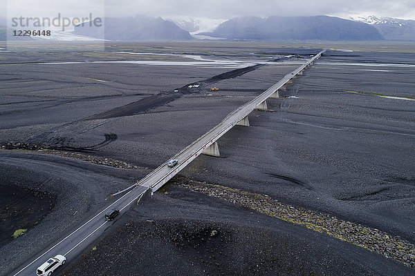 Luftaufnahme der Fahrzeuge auf der Brücke gegen die Berge  Island