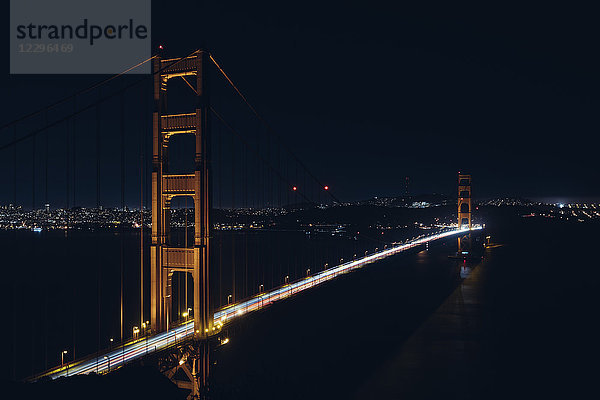 Hochwinkelansicht der Golden Gate Bridge bei Nacht  San Francisco  Kalifornien