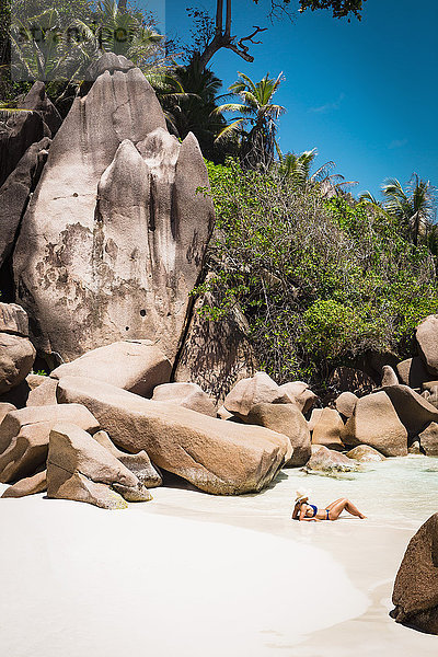 Seitenansicht der mittleren erwachsenen Frau im Bikini am Strand  Insel La Digue  Seychellen