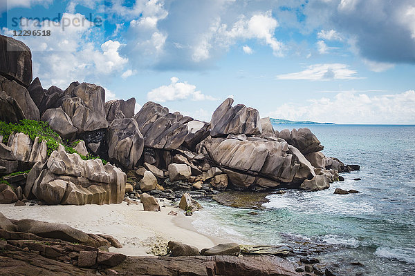 Felsen am Strand gegen den Himmel  Insel La Digue  Seychellen