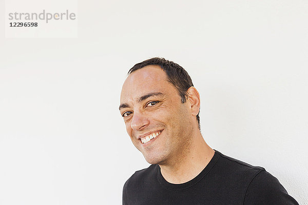 Porträt eines fröhlichen Mannes vor weißem Hintergrund