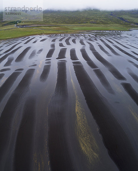 Blick auf Landschaft und Wasser gegen bewölkten Himmel  Hochland  Island