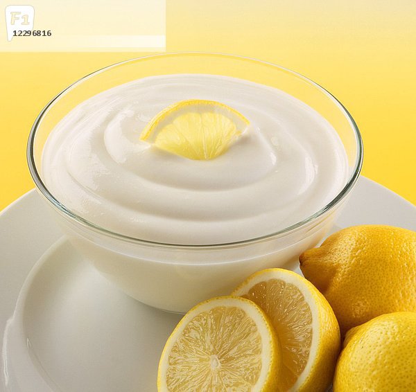 Schale mit Zitronenpudding