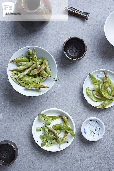 Edamame mit Salz und schwarzem Sesam (Japan)