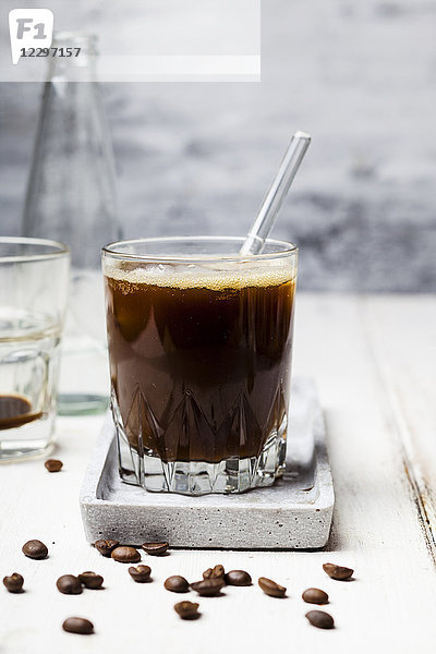 Espresso mit Sprudelwasser und Eiswürfeln
