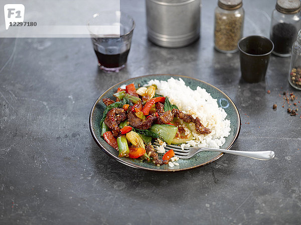 Knusprig gebratenes Rindfleisch mit Gemüse und Reis (Asien)