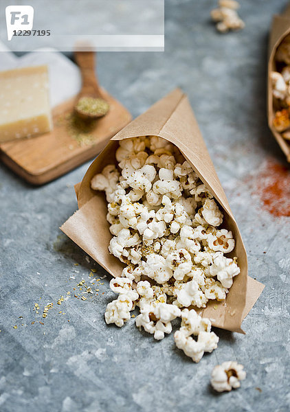 Popcorn mit Oregano und Parmesankäse