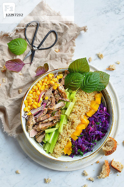 Eine gesunde Salatschüssel mit Quinoa  Huhn und Gemüse