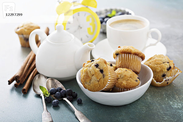 Blaubeer-Muffins in einer Schüssel mit einer Tasse Tee zum Frühstück