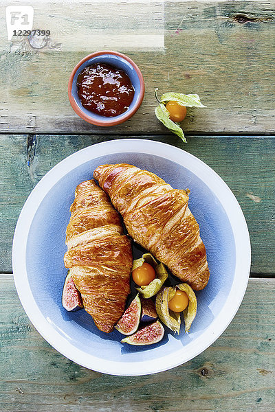 Croissants  Aprikosenmarmelade und frische Früchte zum Frühstück