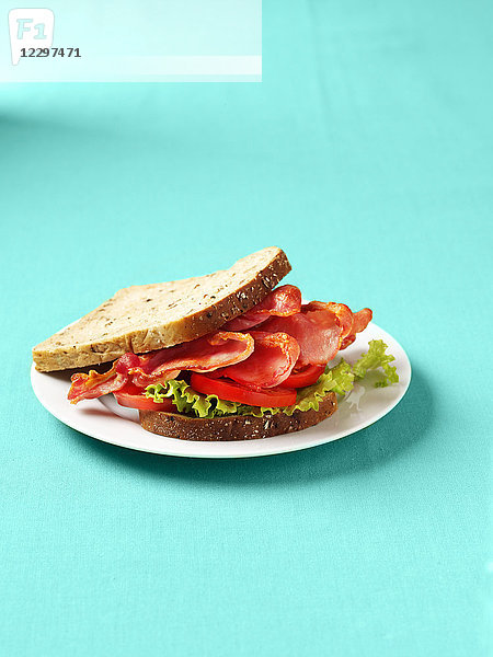 Sandwich mit Speck  Salat und Tomate