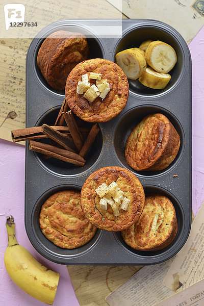 Zimt-Bananen-Muffins in einer Muffinform