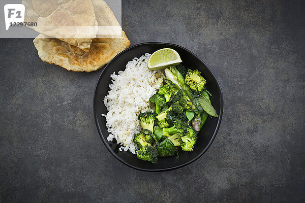 Grünes Thaicurry mit Brokkoli  Pak Choi  Zuckererbsen  Babyspinat  Limette und Reis