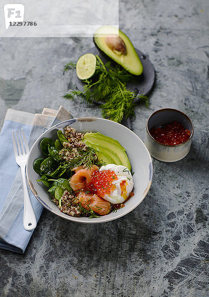 Quinoasalat mit Spinat  Avocado  Lachs und Kaviar