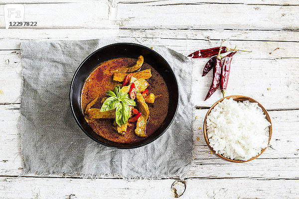 Rotes Thai-Curry mit Hühnerfleisch