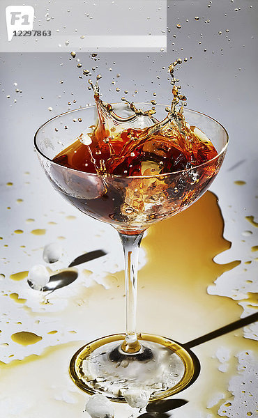 Eisspritzer im Glas mit Cocktail
